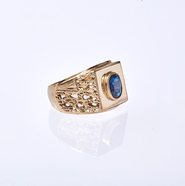 RING, 18K guld med safir, ca 1.50 ct.