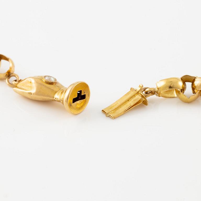 An 18K gold chain.