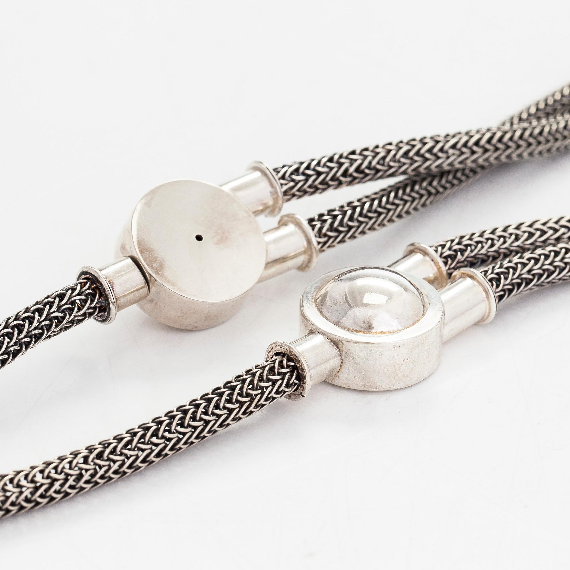 Saara Hopea, kaulakoru, hopeaa. Ossian Hopea, Porvoo 1978.