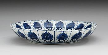 A blue and white ´Aster pattern´ charger, Qing dynasty, Kangxi (1662-1722).