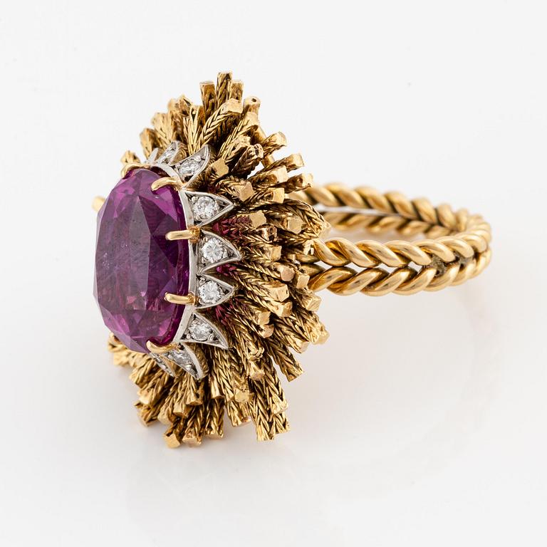 A Sterlé ring in 18K gold and platinum set with a pink faceted sapphire and round brilliant-cut diamonds.