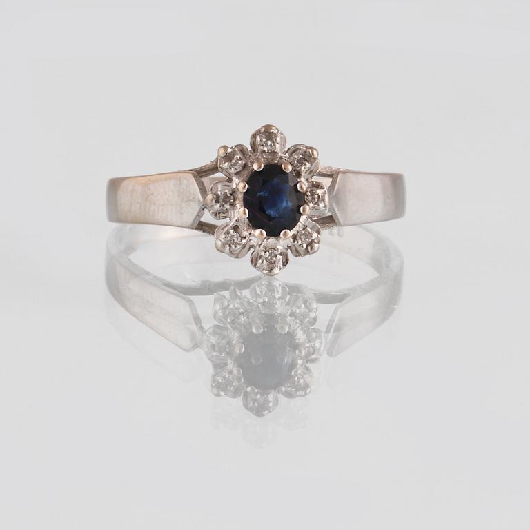 RING, 18K vitguld med fasettslipad blå safir samt 8 små åttkantslipade diamanter, kattfotstämplad. Vikt 3,5 gram.