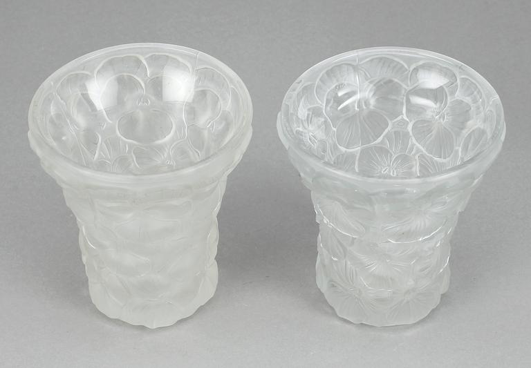 VASER, 2 st, glas, Lalique-typ, ej signerade, 1900-tal.