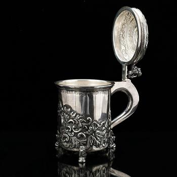 DRYCKESKANNA, sterlingsilver, barockstil, svenska importstämplar. 1900-talets första hälft. Vikt ca 760 gram.