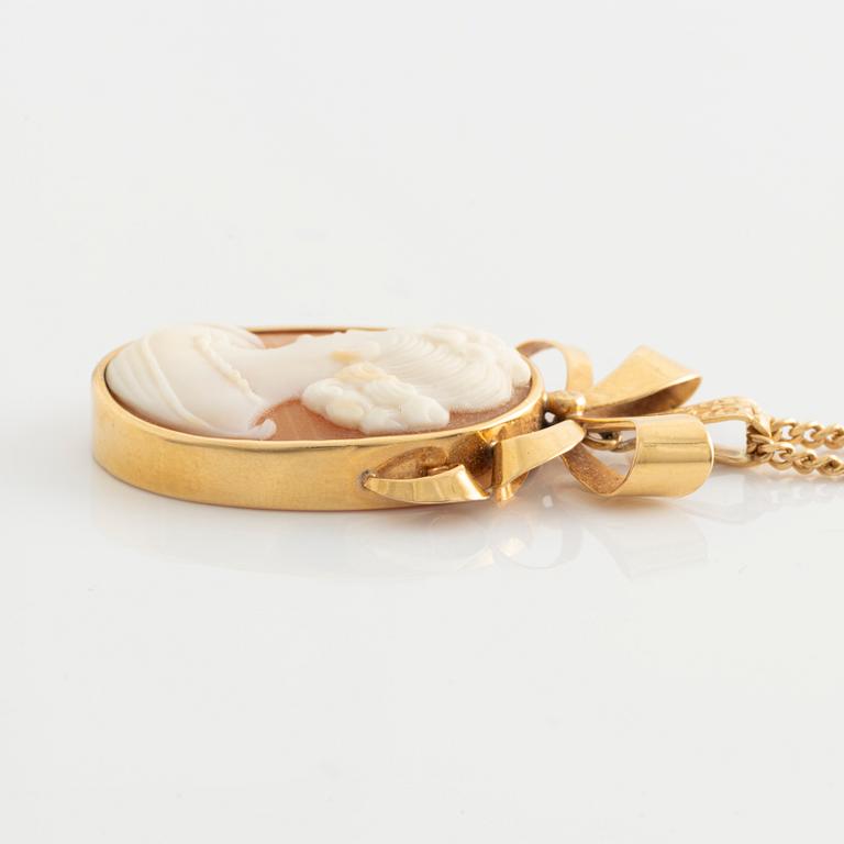 Hänge och ring, guld med snäckskalscamé.