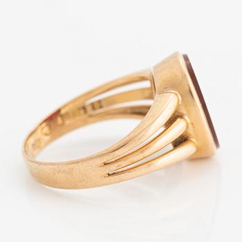 Klackring. 18K guld med slät karneol.