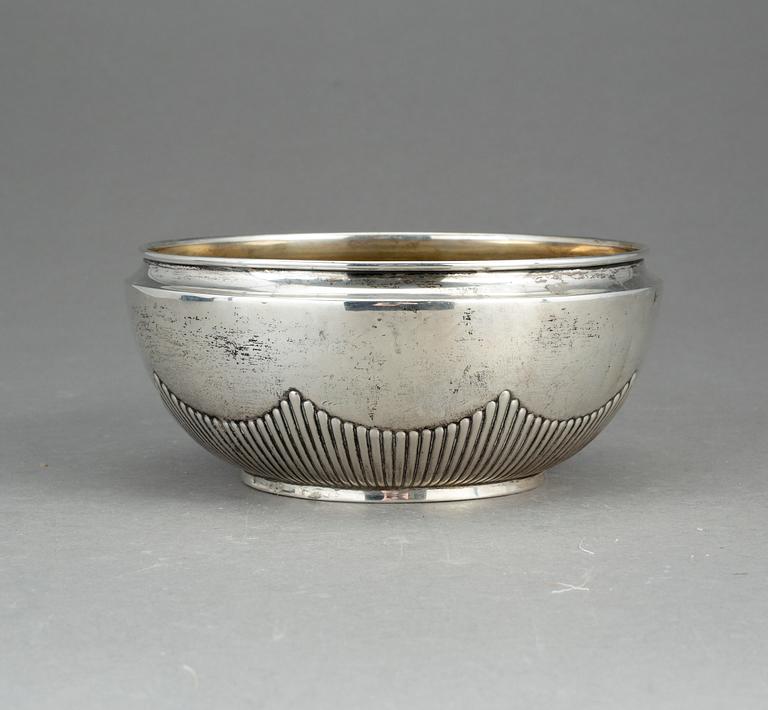 SKÅL, silver. Otydlig tillverkarstämpel, Stockholm, sannolikt 1908. Vikt ca 233 gram.