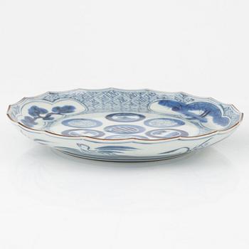 A pair of porcleain plates, Japan, 19th century.