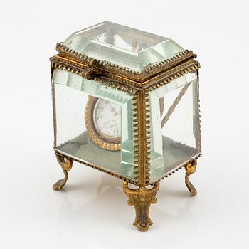 Pocket watch, 14K gold, with stand, 33.5 mm.