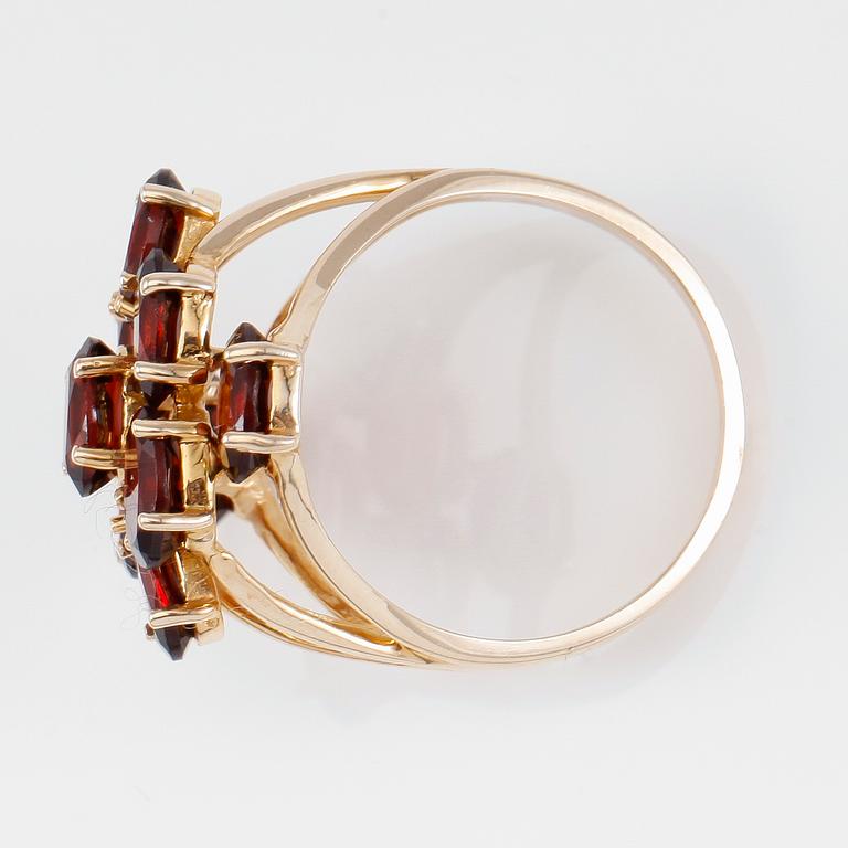 RING, 14K guld och granater tot ca 4.5 ct.