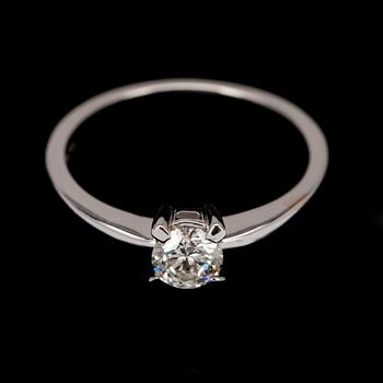 RING, vitguld 18K, briljantslipad diamant 0,45 ct. Vikt 3,5 g. Intyg.
