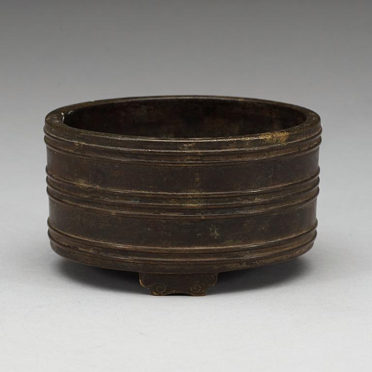 A bronze censer, 17/18th Century with Xuande six character mark.