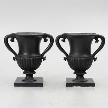 A pair of "Prakturnan" urns, Byarums Bruk, 21st century.