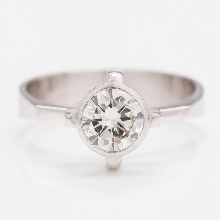 An 18K white gold ring with a ca. 1.10 ct diamond. Luolavuoren Kulta, Turku 1966. With certificate from Kultasarvi.