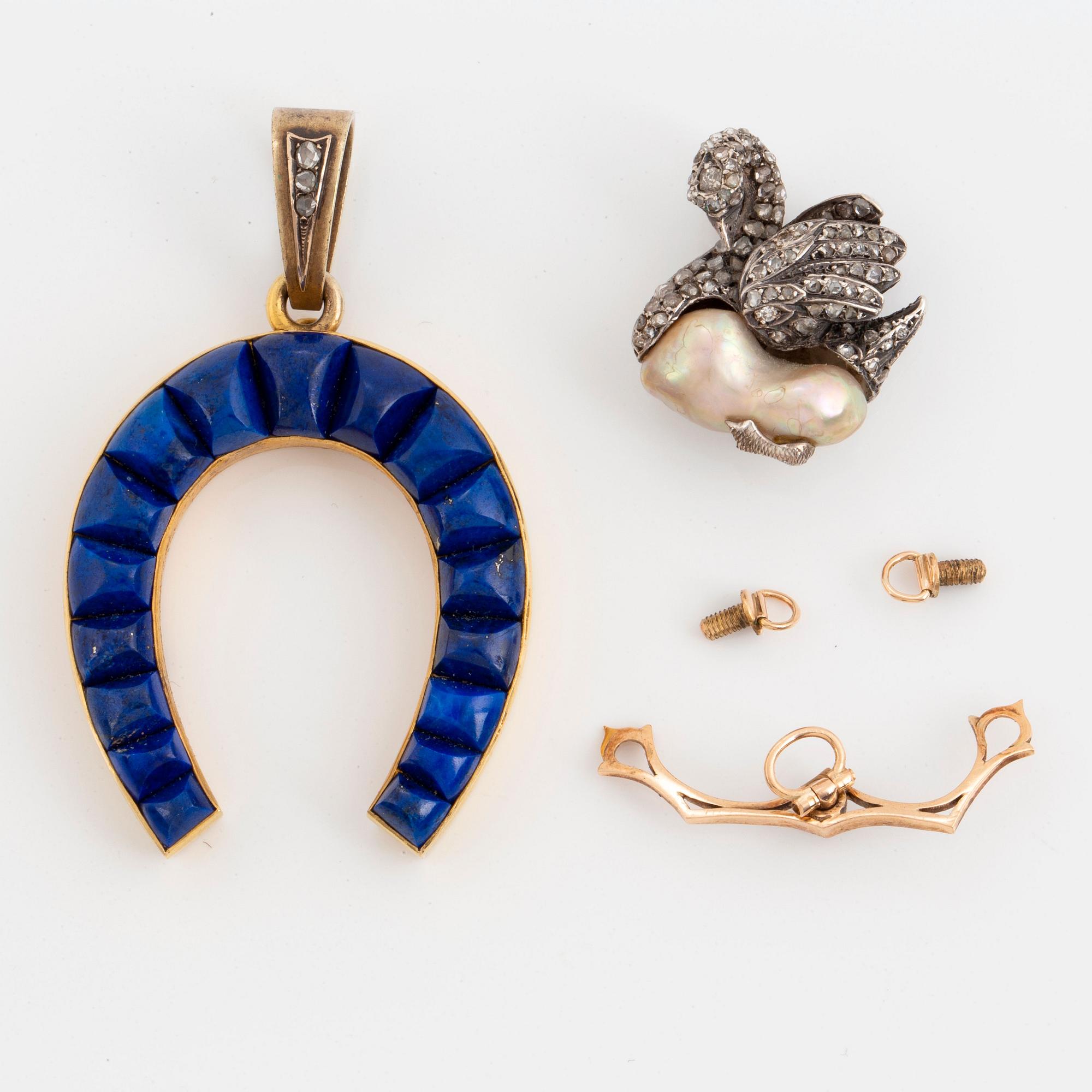 Hängsmycke med en pärla, lapis lazuli och rosenslipade diamanter.