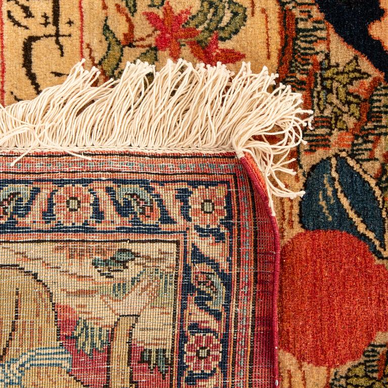 A semiantique signed Kashan carpet ca 203x135 cm.