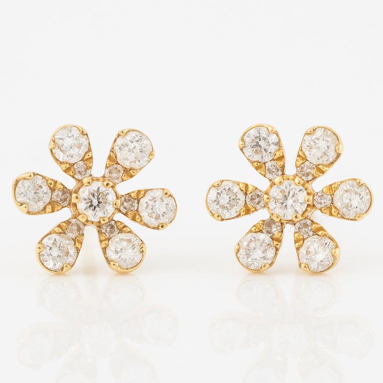 Earrings, a pair, 18K gold with brilliant-cut diamonds, flower-shaped.