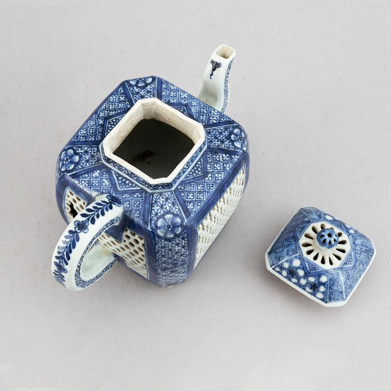 A blue and white chesnut basket and a tea pot with cover, Qing dynasty, 18th Century.