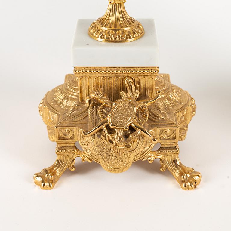 Kandelabrar, ett par, Louis XVI-stil, modern tillverkning.