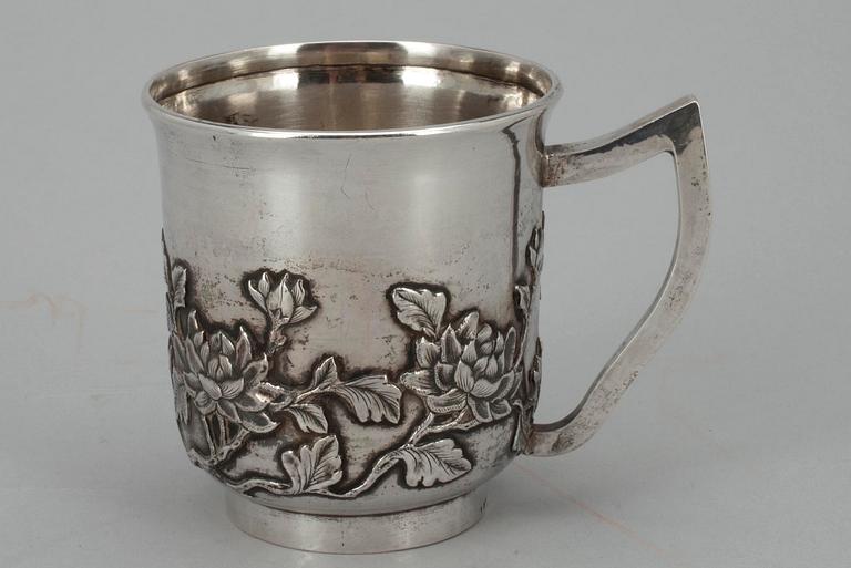 MUGG, silver, Kina. Finska importstämplar, Koruteollisuus Tillander, Helsingfors 1970. Vikt ca 147 g.