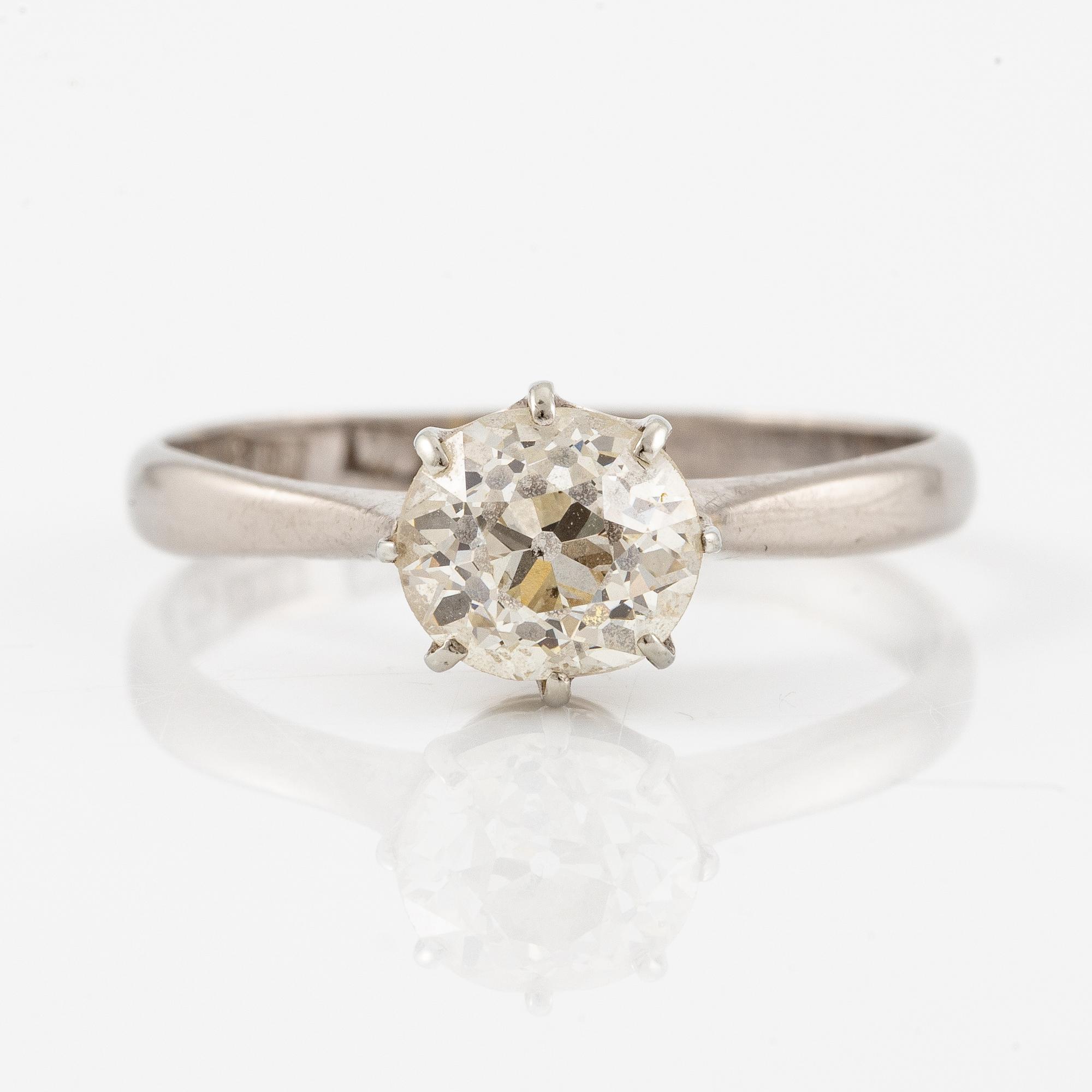 Ring 18K white gold with an old-cut diamond.