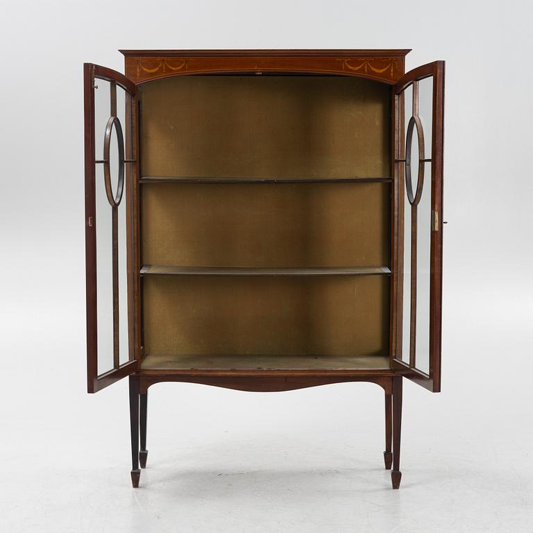 A George III style cabinet, first half of the 20th century.