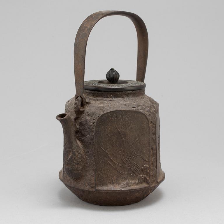 A cast-iron teapot with cover, Japan, Meiji (1868-1912).