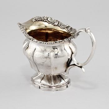 KANNA, silver, troligen kontrollmästarstämpel av Dimitry Ilyich Tverskoy, St. Petersburg, Ryssland, 1844. Vikt 144 g.