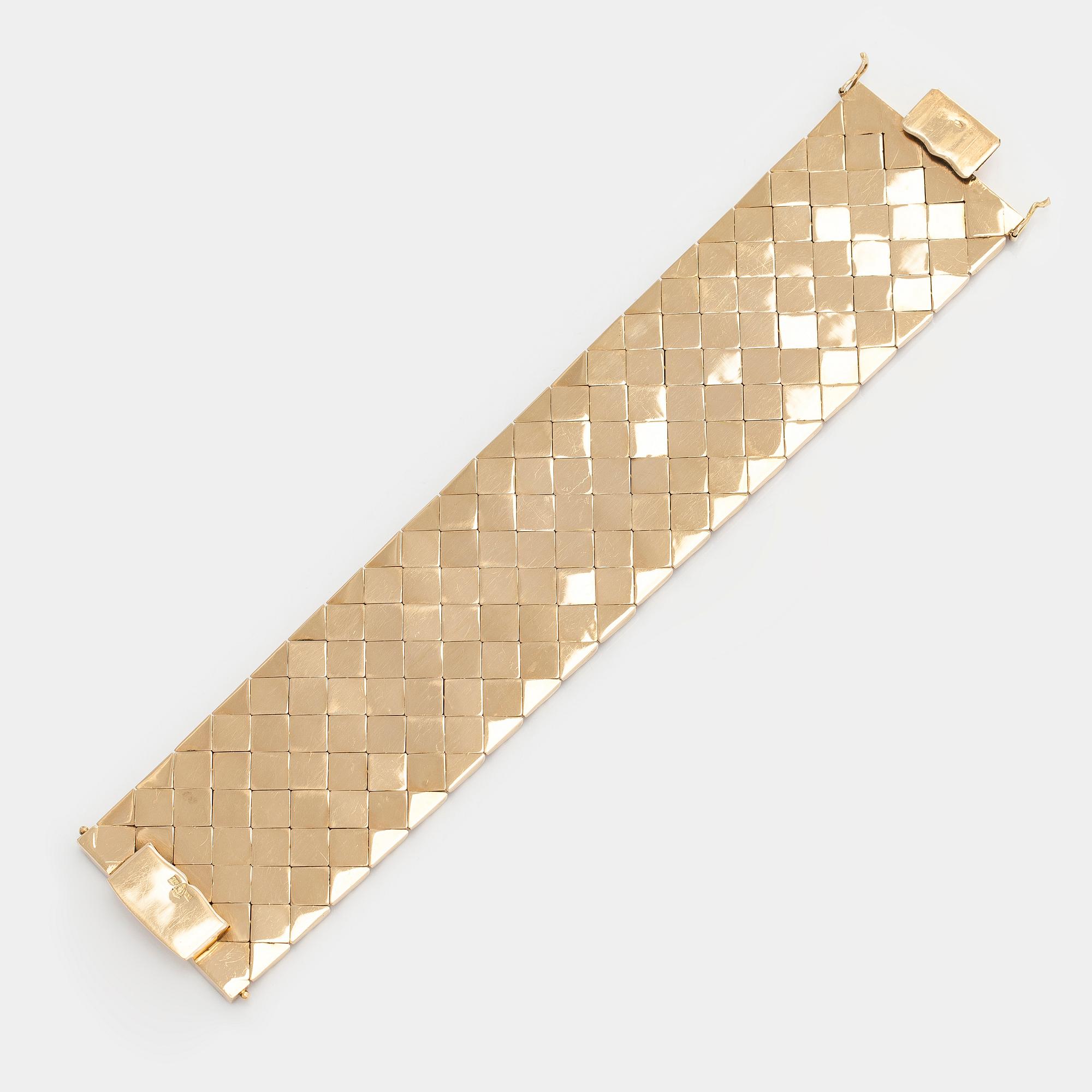 An 18K gold cuff bracelet, Italy.