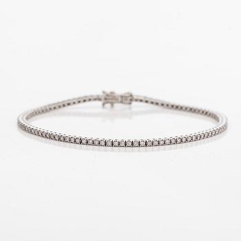 An 18K white gold tennis bracelet with brilliant-cut diamonds.