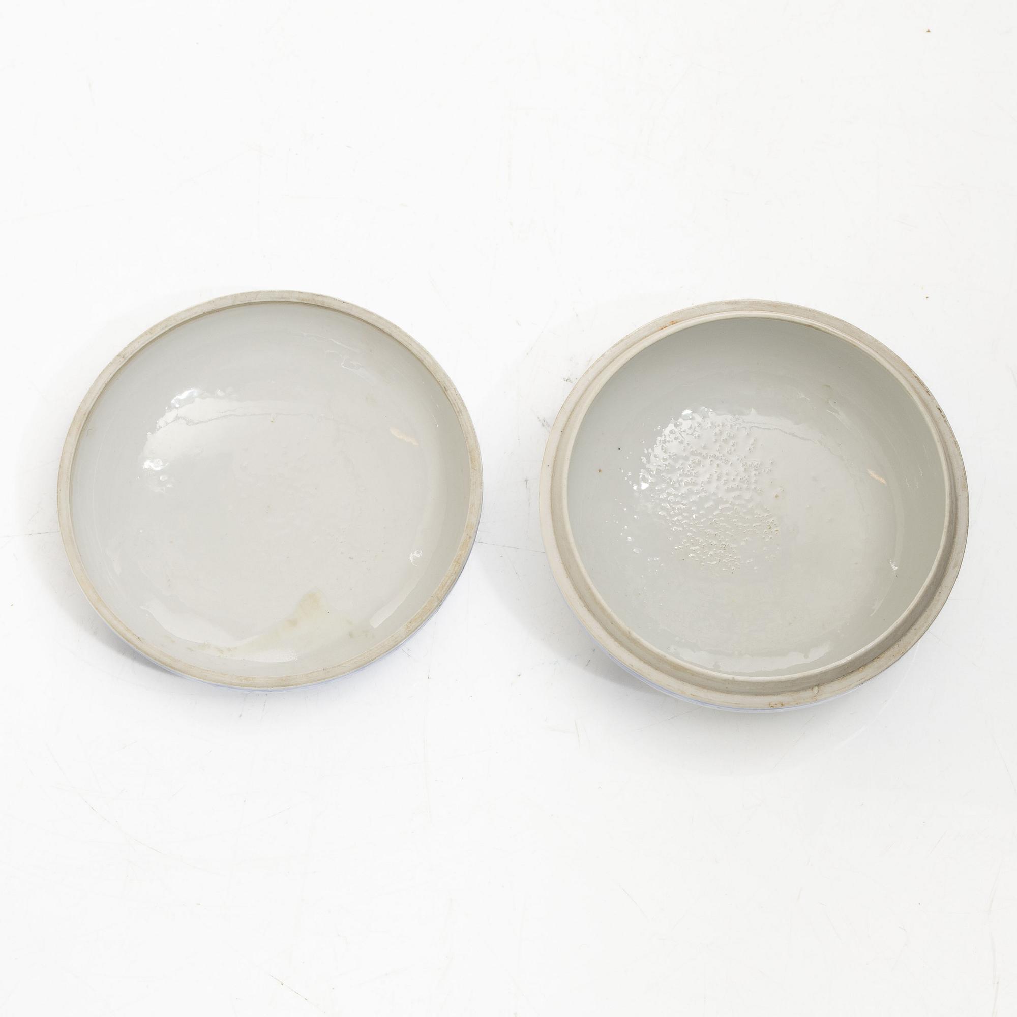 Stekfat, 5 st, kompaniporslin, Qingdynastin, Kina, 1700/1800-tal samt ask med lock och vas, Kina, 1900-tal.