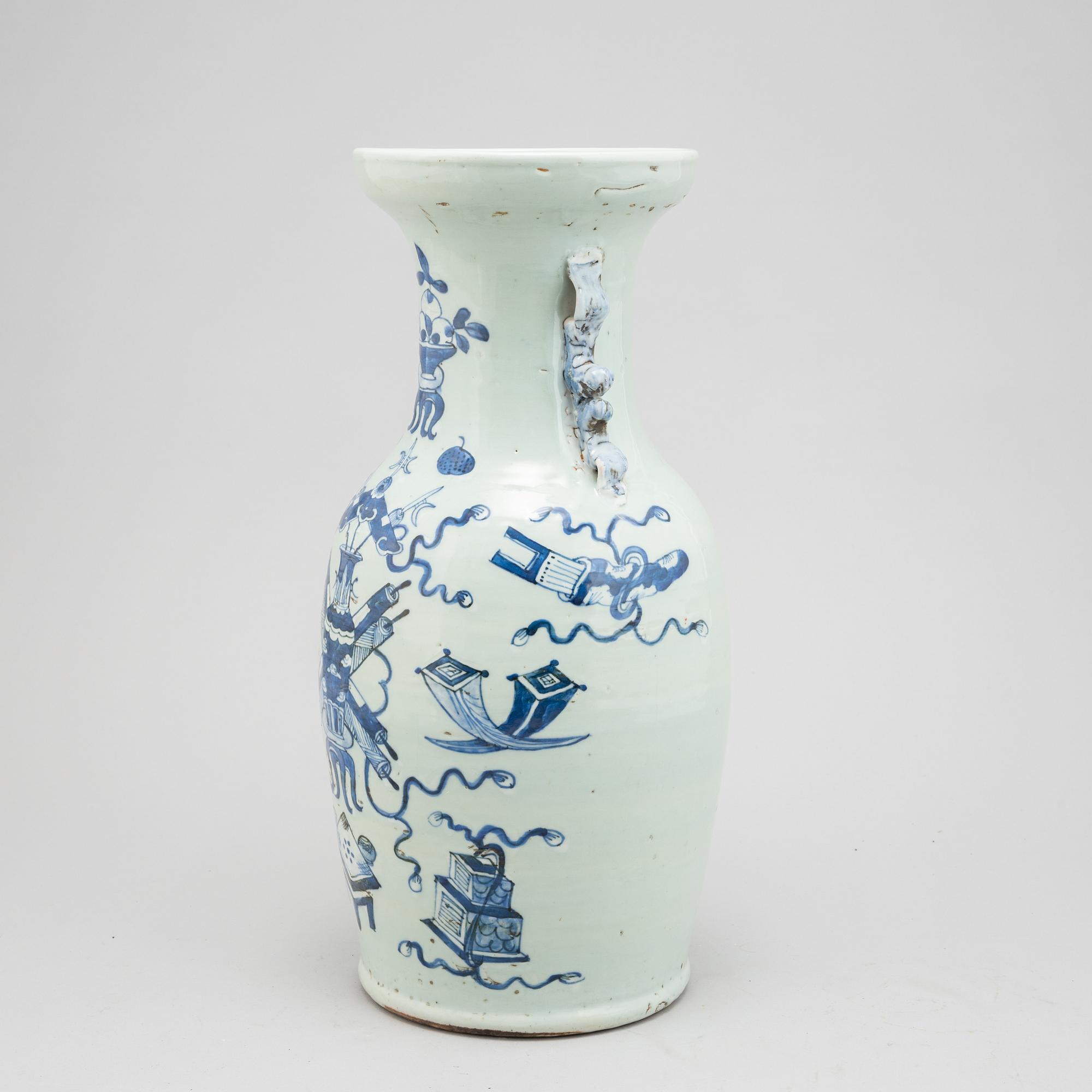 A Chinese porcelain vase, Qing dynasty, 19th century.