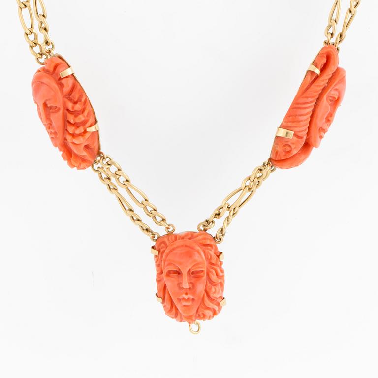 NECKLACE, 18k gold with 6 engraved corals and 20 coral beads. Italian marks.