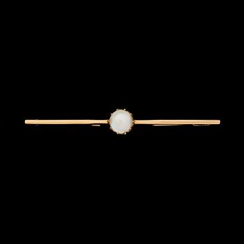 BROSCH, 18 k guld med pärla, stämplad GD, Stockholm, 1918. Vikt ca 5,5 g.