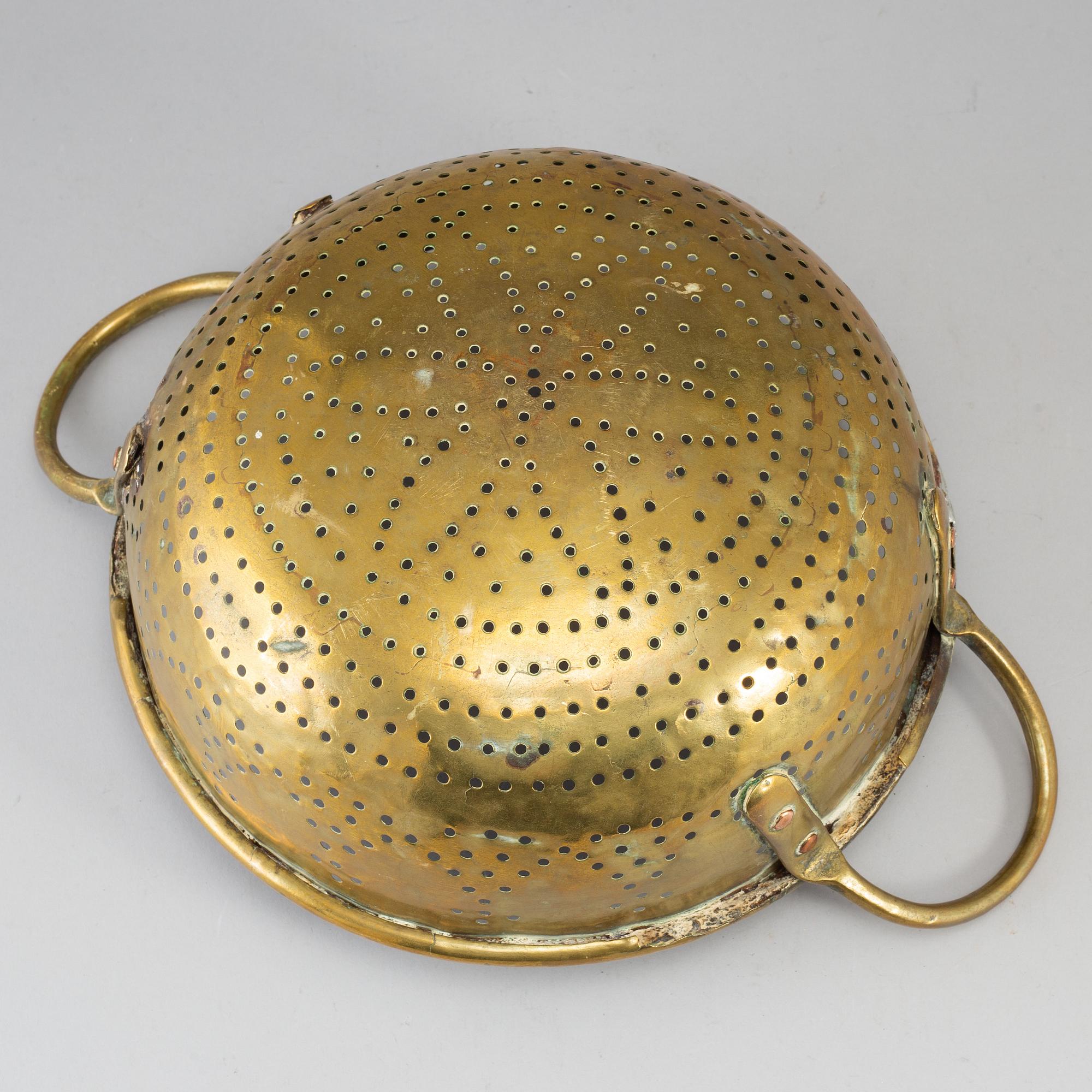 A brass colander, 18th/19th century.