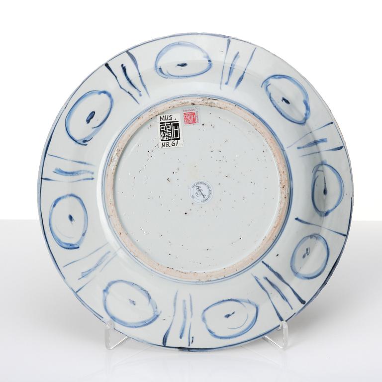 A blue and white four clawed dragon dish, Ming dynasty, Wanli (1572-1620).