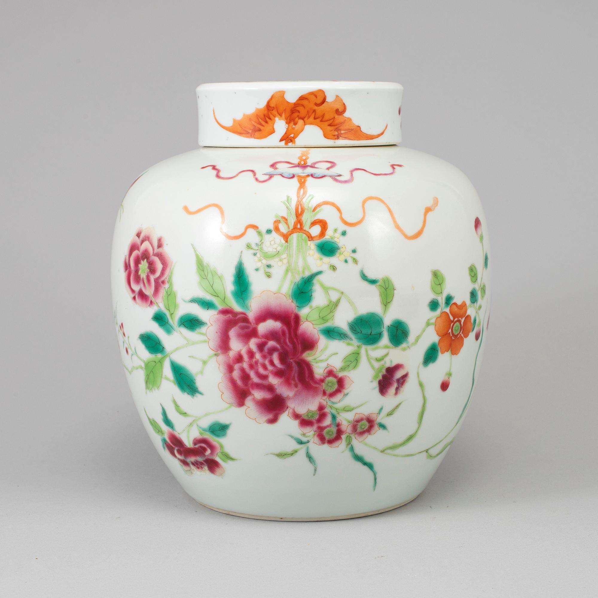A famille rose jar with cover, Qing dynasty, late 19th/early 20th century.