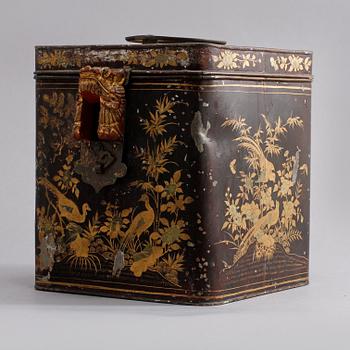 TEKANNA samt FODRAL, porslin respektive metall, Kina, 1800-talets slut.