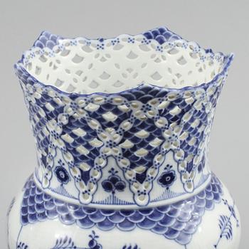 SERVISPORSLIN samt VAS, 18+1 delar, "Musselmalet", Royal Copenhagen, 1900-talets andra hälft.