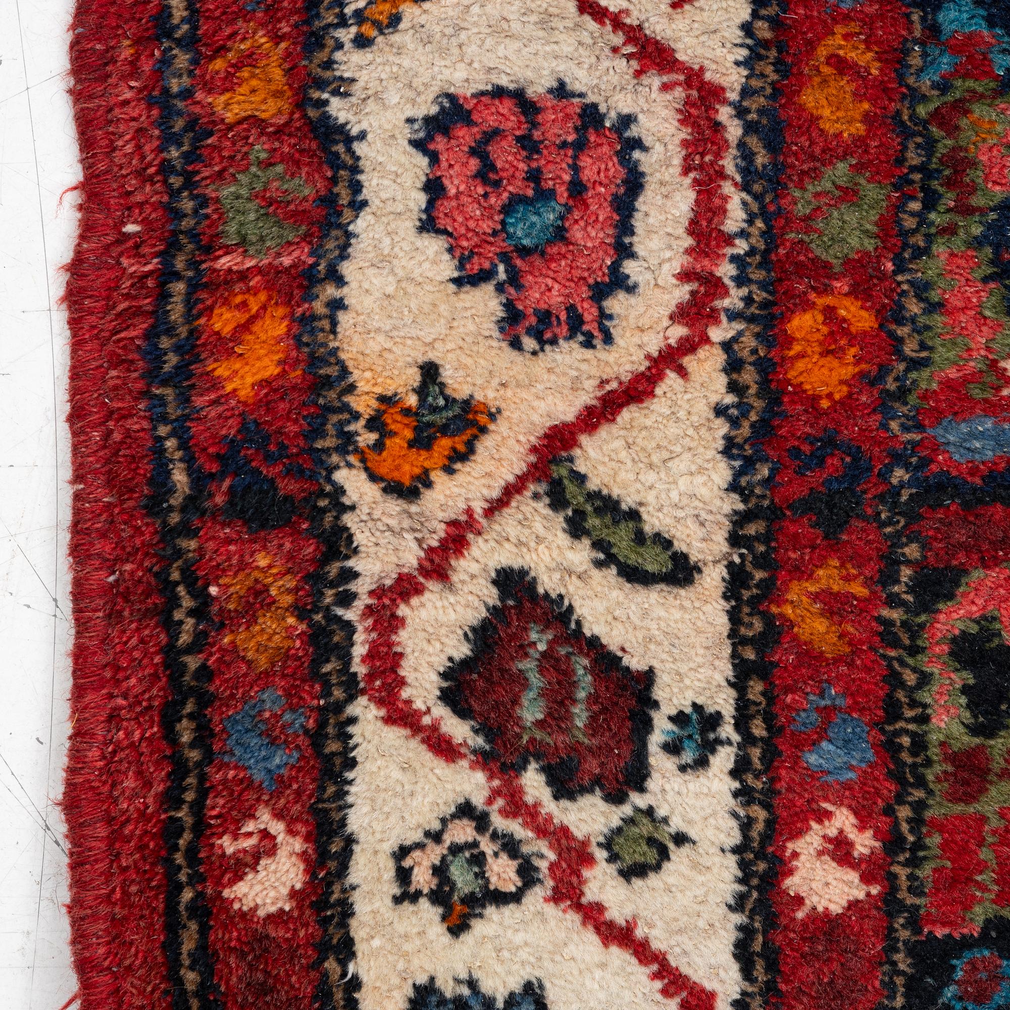 A semi-antique Hamadan runners carpet, 290 x 100 cm.