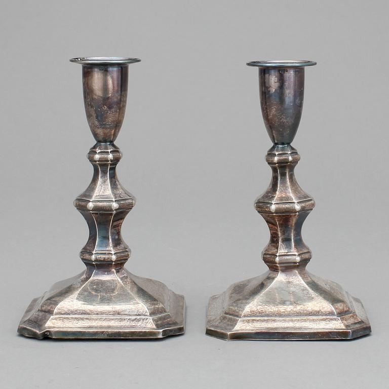 LJUSSTAKAR, ett par, silver, stämplade 830, 1900-talets första hälft.