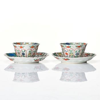 Koppar med fat, ett par, porslin. Qingdynastin, Kangxi (1662-1722).