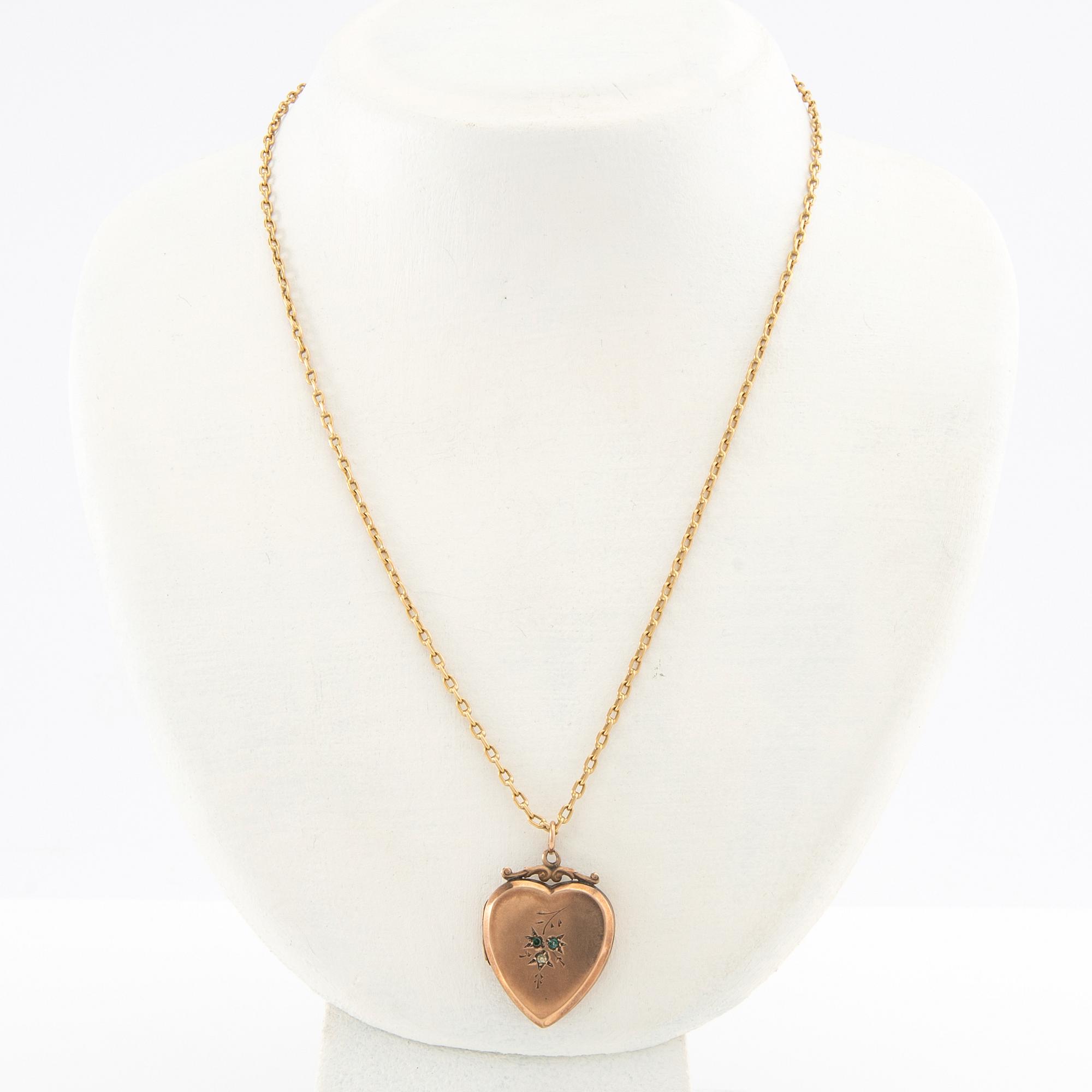 Halsband 18K guld med en berlock 9K guld i form av ett hjärta.