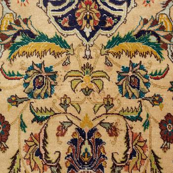 Rug, old Täbris, circa 290 x 194 cm.