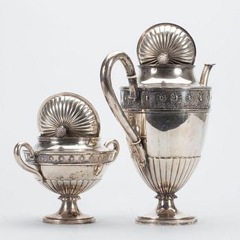 KAFFEKANNA OCH SOCKERSKÅL, silver, C.G Hallberg Stockholm 1888. Ca 1100g.