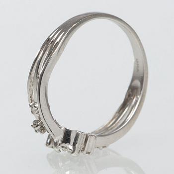 RING, 18K vitguld med briljantslipade diamanter, totalt ca 0.40 ct.