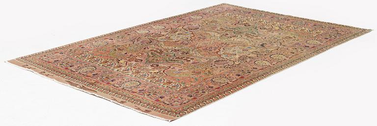 A fine Tabriz carpet of 'Polonaise' design, c. 270 x 182 cm.