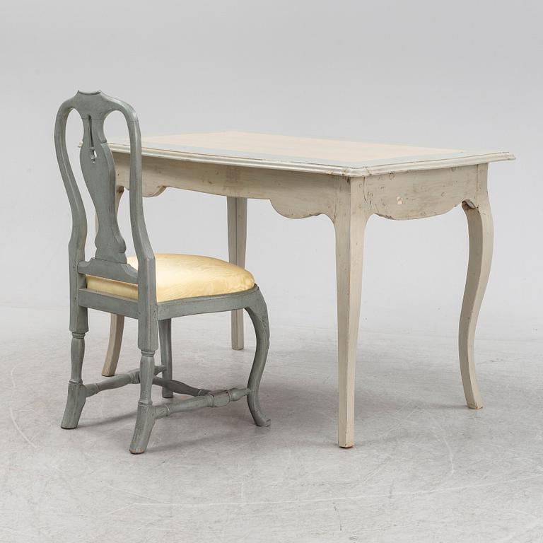 Skrivbord, rokokostil, samt stol.