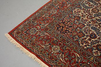 A carpet, semi-antique Esfahan, ca 310,5 x 200 cm.