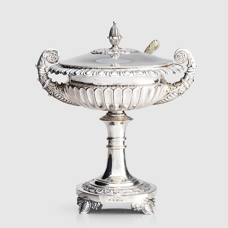 Gustaf Möllenborg, sockerskål med lock samt ströare, silver, Stockholm, 1834. Empire.